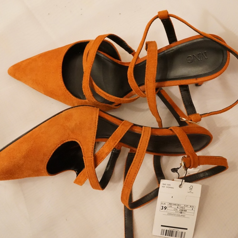 Strap leather shoes